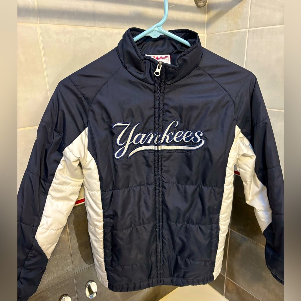 Light puffer jacket. Authentic NY Yankees. Hardly worn.